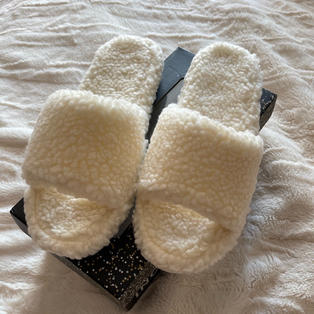 ❌ DONATED ❌ I.N.C Ivory Fur Slippers ❌